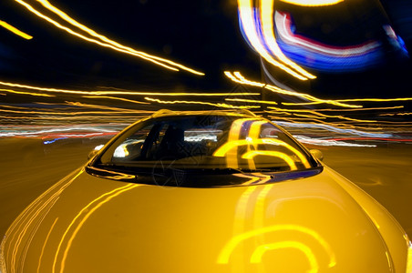 夜晚驾驶的汽车光轨图片