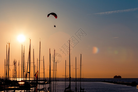 桅杆自由闲暇日落在游艇双轮和太阳海上滑翔图片