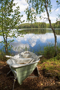 快乐的游船在芬兰湖上搁浅森林划艇图片