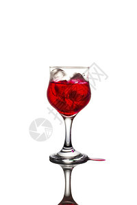 热带品尝甜的白色背景上红糖浆和玻璃杯中的冰图片