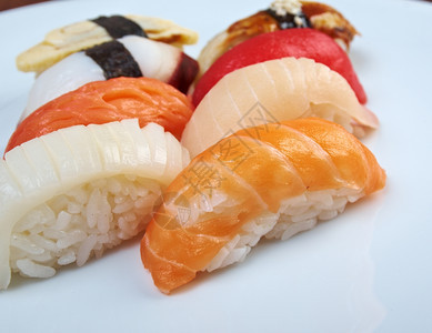 日本寿司加上大米和鱼海藻起司奶油图片
