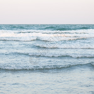 海浪淹没在滩上水晶清澈的海在一天有点波浪新鲜门户14粗糙的图片