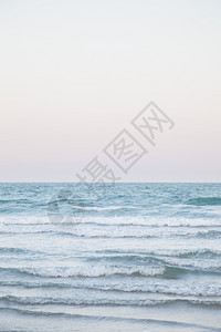 清除新鲜的海浪淹没在滩上水晶清澈的海在一天有点波浪图片