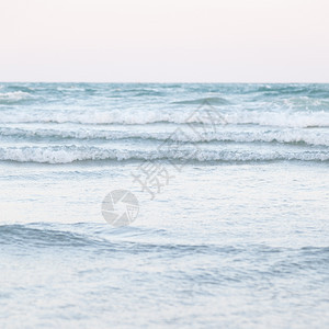 海浪淹没在滩上水晶清澈的海在一天有点波浪种新鲜的天气图片