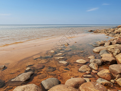 夏令如画阳光明媚蓝天的海边岩石滩多的图片