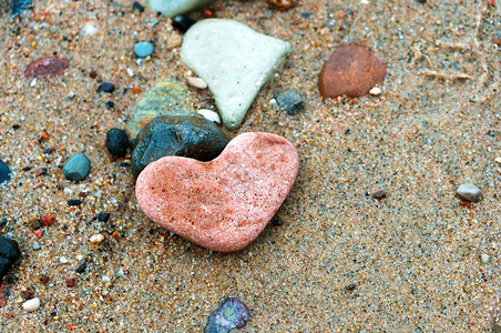 红石心沙子上形的海石沙子上心形的海石红心画加里宁格勒岩石图片