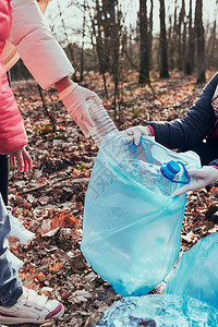孩子家庭清理森林志愿者将塑料垃圾装袋污染和过多垃圾的概念环境问题破坏对的责任真实人情况们活动家图片