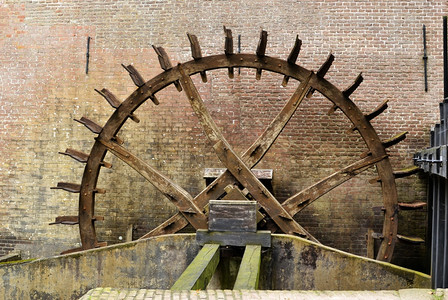 刀片抽水在荷兰Hackfort城堡的Cogw轮驱动水车门图片