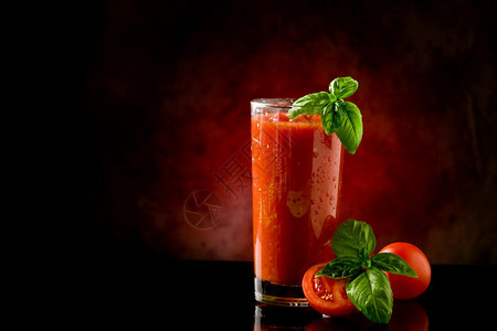 肉照片美味的番茄血腥鸡尾酒用亮光反射玻璃桌饮料湿的图片
