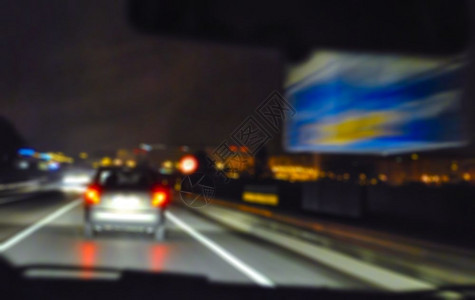 沥青散景抽象的一辆红色灯光汽车后背面高速公路上阴暗的夜间交通现场图片
