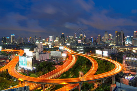 塔天际线旅行曼谷市郊交通在黄昏曼谷中心商业区的高速公路上行驶在曼谷交通中图片