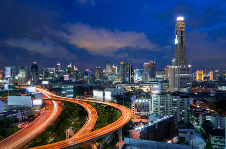 桥曼谷市郊交通在黄昏曼谷中心商业区的高速公路上行驶在曼谷交通中泰国建造图片
