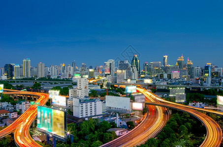 曼谷市郊交通在黄昏曼谷中心商业区的高速公路上行驶在曼谷交通中城市景观旅行摩天大楼图片