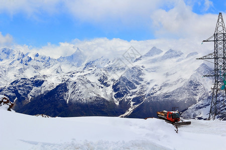 俄罗斯高加索山区冬季风景有雪花机冬天自然图片