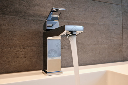 高端矢量图发光高端水龙头槽和柜台在豪华的浴室里水分在环境铬合金背景