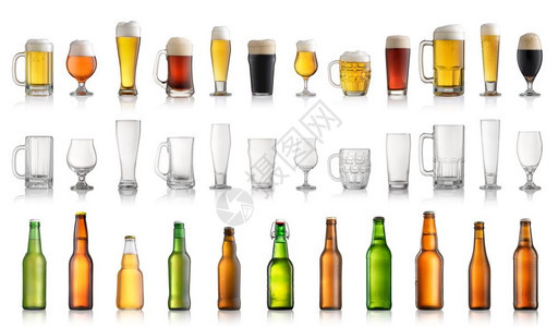 收藏目的一套不同啤酒瓶和玻璃杯在白色背景上隔绝图片