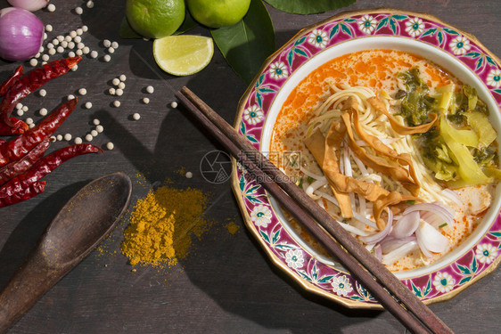 最佳红色的北泰国风格面条汤和鸡肉黄豆热的图片