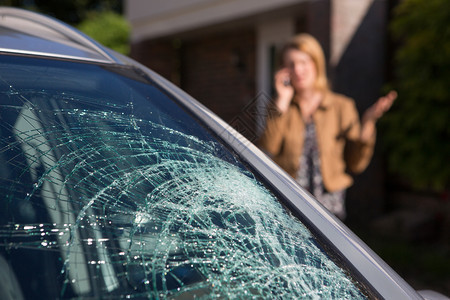 车挡风玻璃坏后妇女呼救电话碰撞拥有破碎的图片