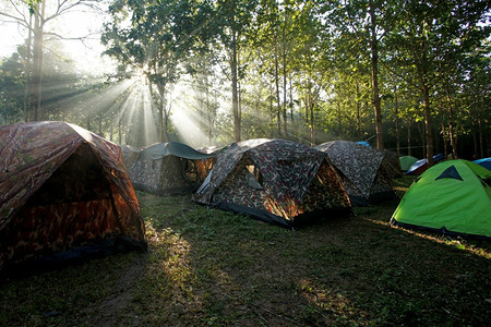 爬坡道地点在有阳光背景的营地帐篷露图片