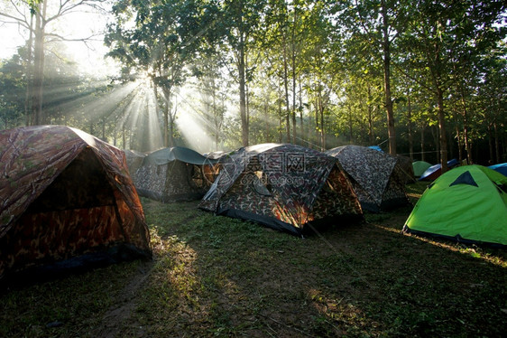 爬坡道地点在有阳光背景的营地帐篷露图片