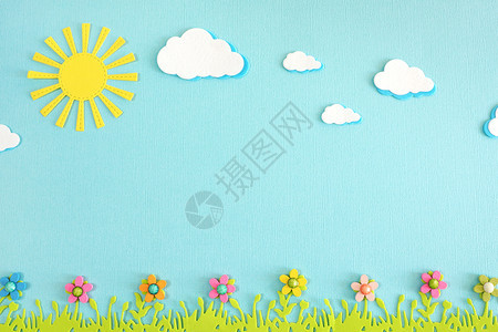 喜悦手工业蓝纸质亮光夏月概念空间复制上的蓝色浅黄太阳云草和木花童年图片
