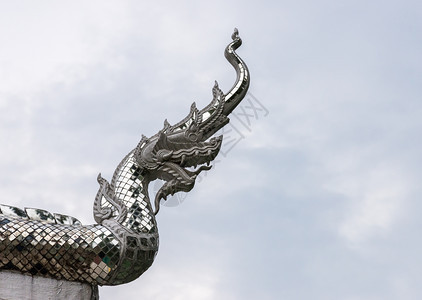 崇拜龙头雕塑用传统泰国风格的银质马赛克水泥灰图片