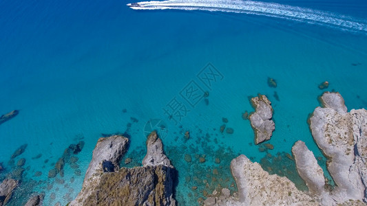 天线自然在海岸附近美丽的洋中快艇空观察假期的概念奢华图片