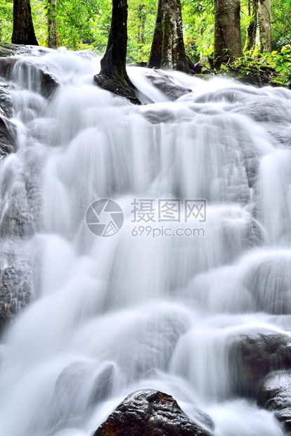 运动结石自然岩层上美丽的瀑布流淌溪图片