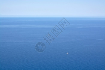 晴天海岸7月在西班牙巴利阿里群岛马洛尔卡和巴利阿里群岛的两艘远处有船的蓝地中海景七月图片