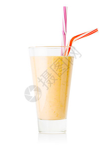 饮料或者香蕉草冰和酸奶放在一个高玻璃杯中用两根稻草隔离在白底香蕉草沙或乳汁上用两个树枝活力图片