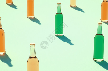 寒冷的满关闭各种彩色玻璃瓶子防止浅蓝绿色表面混合无标签的满杯和闭玻璃瓶背面回声饮料瓶的阴影概念对彩色玻璃瓶箱进行检查插图图片