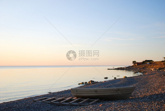 海景夏天和平岸线晚上在瑞典奥兰岛海岸的宁静湾内一个平海湾日落图片