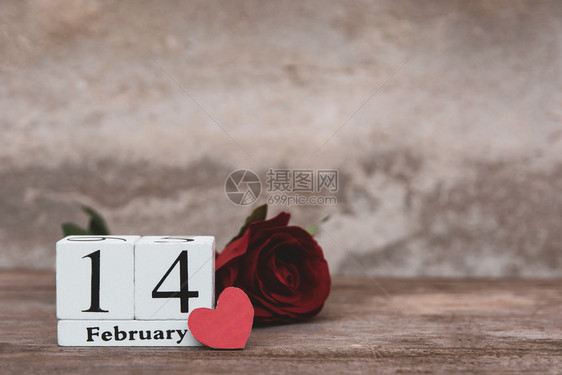 象征十四情人节14月日木林白色区块日历红玫瑰和心在木桌背景与复制空间卡片图片