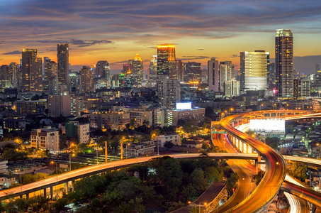 天际线曼谷S型高速公路的现代商业区位于曼谷市风光闪耀和高速城市观的地平面上在曼谷S型高速公路的现代商业区建造景观筑城市的现代图片