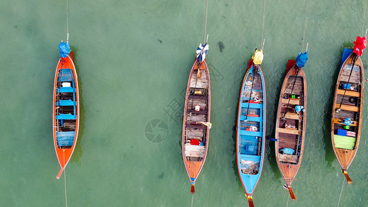 由无人驾驶飞机从空中俯冲上海面漂浮在洋上的木制船只景观加勒比海游艇图片