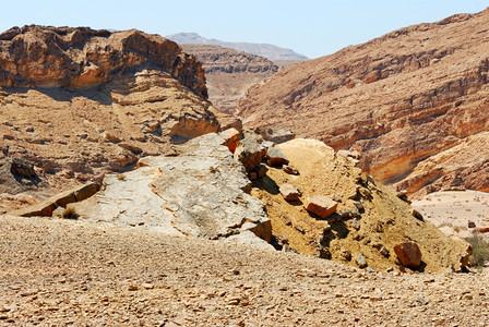 以色列独特的弹坑MakhteshRamon的石块岩沙漠景观图片