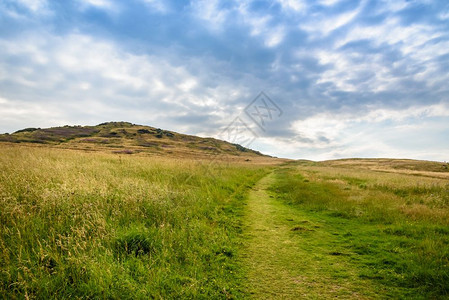 可选择的在苏格兰爱丁堡有选择地聚焦着蓝天空的美丽山和草地风景重点土图片