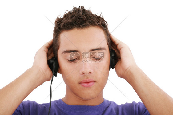 年轻的男孩听音乐孤立在白色上场地健康图片