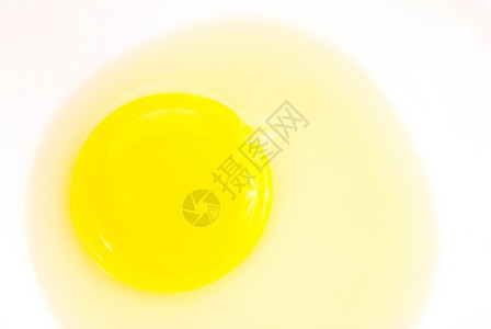 白色背景的碗中新鲜蛋黄碰撞自然美食图片