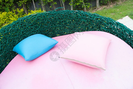 床屋枕头和沙发睡衣躺在空间上靠近自然的花园中放松图片
