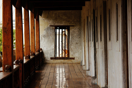 室内的当代建造通往隔离墙的走廊图片