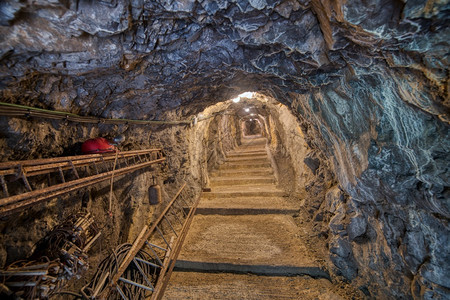 地下进入意大利伯伦巴纳河谷BergamoBergamo的石灰岩旅游洞穴石地质图片