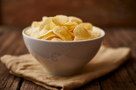 品尝脆的薄松可口薯片让您享用美味的小吃薯片让您享受美味的小吃图片