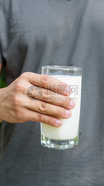 男人拿着一杯牛奶种模型保持图片