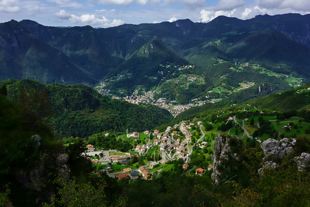 自由旅行SanPellegrinoTermere背景中的圣克鲁斯村北图片