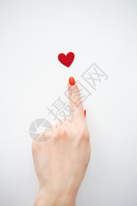 抽象的生活女孩用手指向一颗小红心关和爱的概念女孩用手指向一颗小红心关和爱的概念积分图片