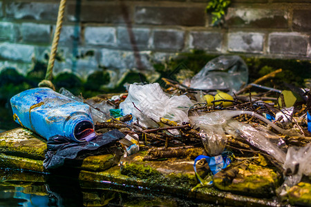 破坏生态瓶子受塑料废物污染水环境意识的地区图片