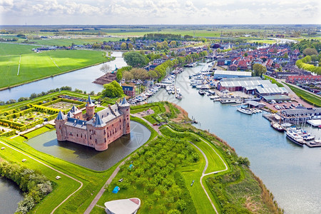 塔来自荷兰中世纪穆德尔斯洛特城堡和穆登市的空中飞机建造梅登图片