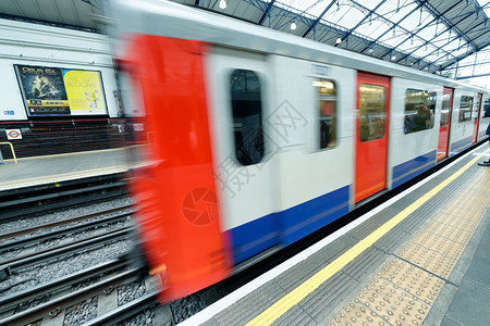 运输车站系统有270个站点和5英里的轨道伦敦2016年9月日火车加快了城市地铁的车速TheCaptain英国图片