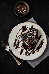桌子餐上有一块美味的自制巧克力蛋糕好吃的自制巧克力蛋糕好吃的自制巧克力蛋糕营养小吃图片